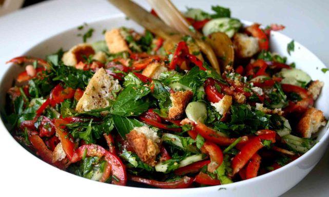 سلطة فتوش بالجبن