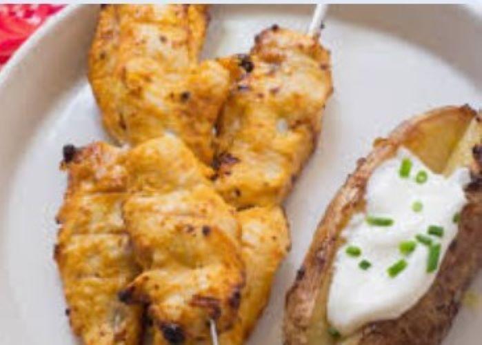 Brochette de poulet marinée