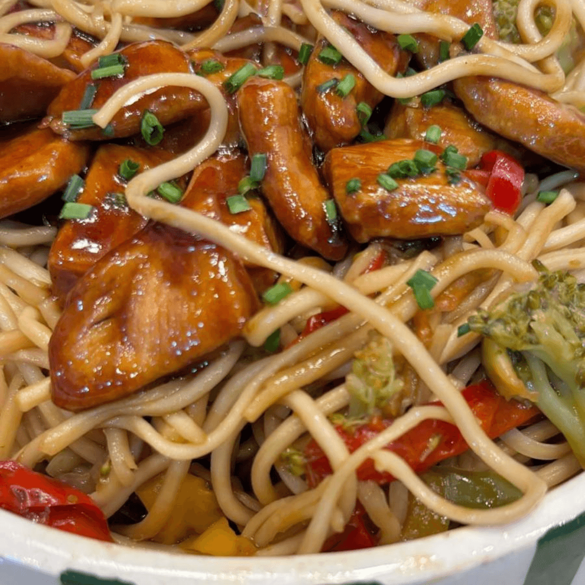 Nouilles sautées au poulet laqué