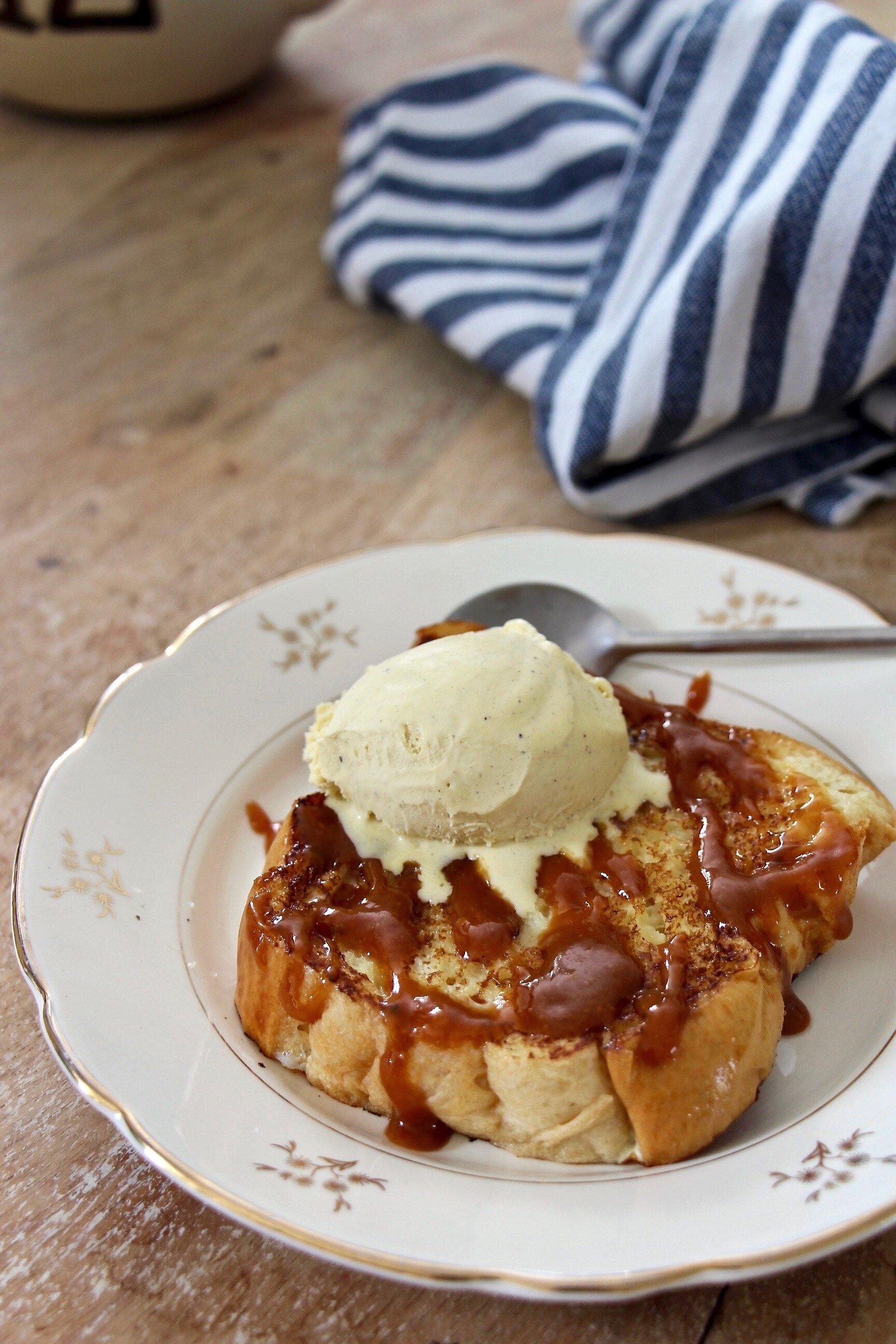 Pain Perdu Avec Glace et Sauce Caramel Beurre Salé