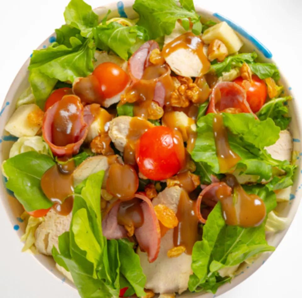 Salade de poulet et viande fumée