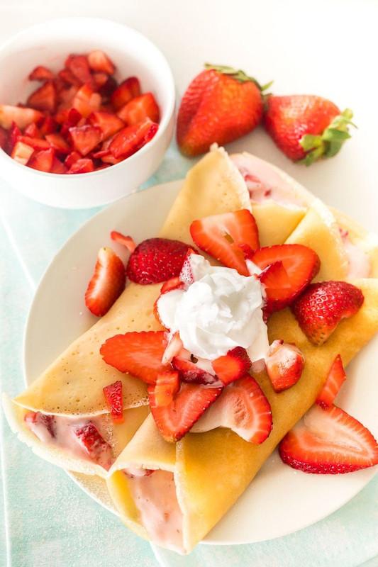 crêpe cream cheese fruits