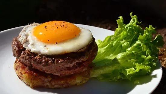 Steak Haché Grillé à Cheval