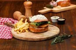 Cheesy Chicken Burger, Frites, Boisson