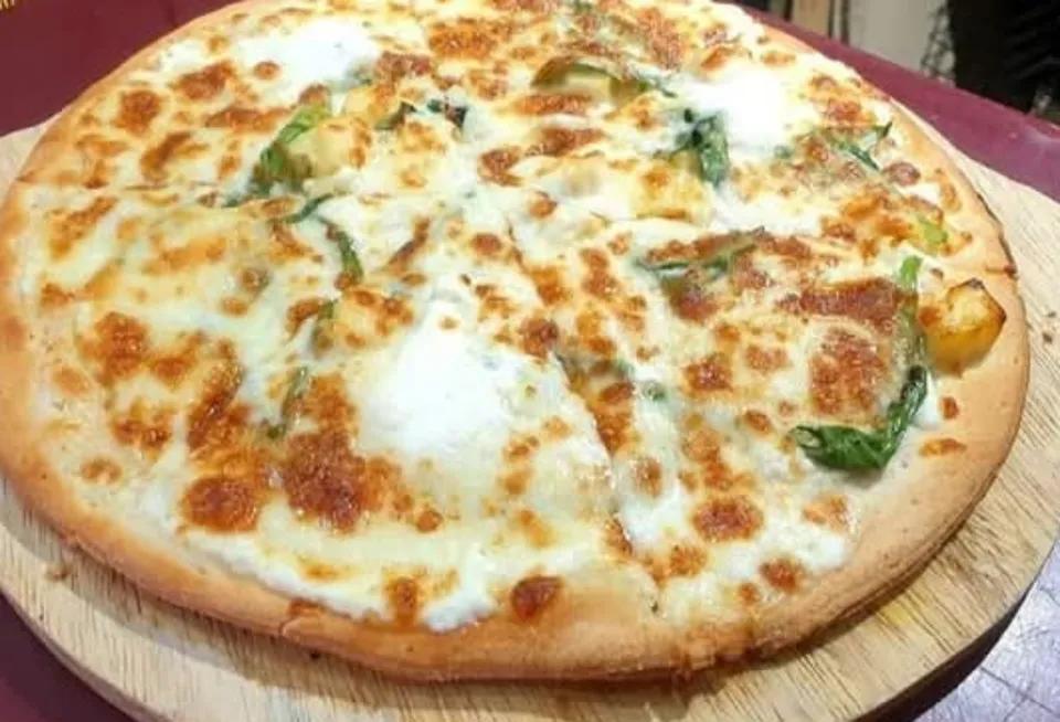 Pizzas Medium Full Cheese