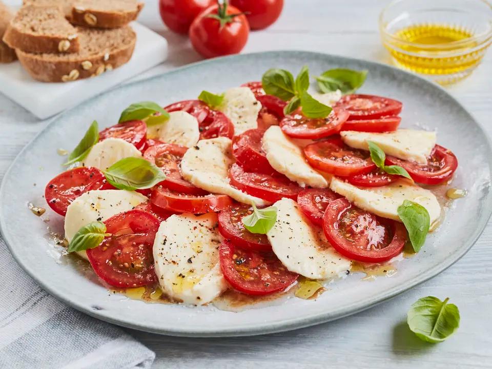 Salade Tomate mozza Sauce Pesto