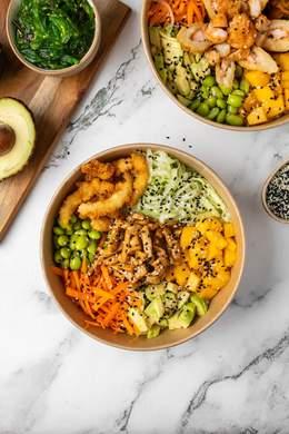 Poké Poulet Teriyaki (Poulet Teriyaki, avocat, concombre, edamame, mangue, crispy onions, carotte, graines de sésames)