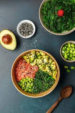 Poké Saumon Crevettes(Saumon frais, Crevettes panées tempura, avocat, edamame, wakame, mangue, concombre, carotte, choux rouge, graines de sésames.)