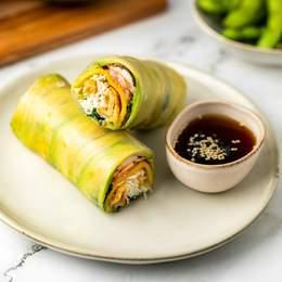 Spring Crevettes à la Plancha (Galette de riz. crevettes à la plancha , avocat, mangue, menthe, crispy onion, vermicelles de riz, choux blanc et roquette)