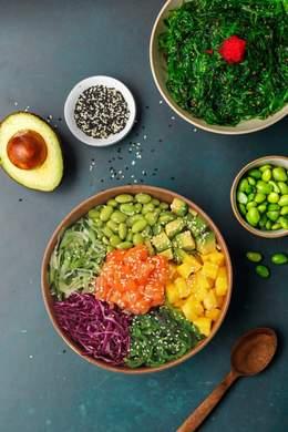 Poké Saumon (Saumon, avocat, wakamé, mangue, cream cheese, tobiko)