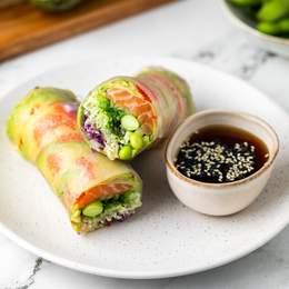 Spring Saumon (Galette de riz. saumon, avocat, concombre, edamame, wakamé, vermicelles de riz, choux blanc et rouge, roquette)