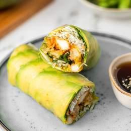 Spring Poulet Frit (Galette de riz. poulet frit, avocat, menthe, cacahuètes concassées, crispy onion, vermicelles de riz, choux blanc et roquette)