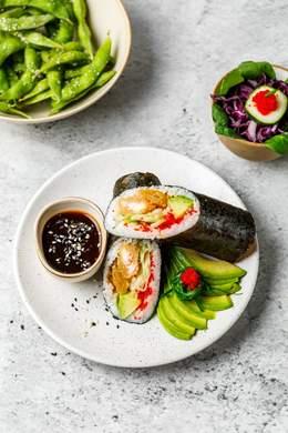 Ebi Fry Roll (Crevette panée tempura, avocat, crispy onion, concombre, tobiko, cream cheese, sauce spicy mayo 2)