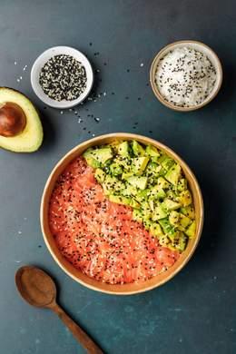 Poké Chirachi Saumon Avocat (Saumon, avocat, graines de sésame, riz vinaigré)