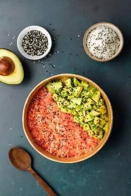 Poké Chirachi Saumon Avocat (Saumon, avocat, graines de sésame, riz vinaigré)