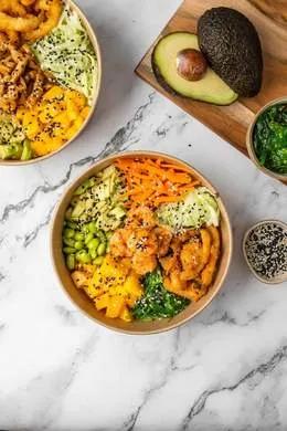 Poké Crevettes à la Plancha (Crevettes à la plancha, avocat, edamame, wakamé, mangue, crispy onions, concombre, carotte, graines de sésames)