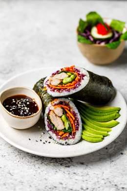 Bœuf Teriyaki (Bœuf teriyaki, edamame, carotte, jeunes pousses, choux rouge, guacamole, cream cheese)