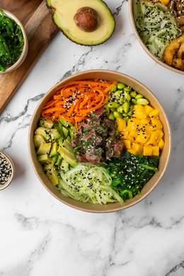 Poké Thon Tataki (Thon frais mariné citron et coriandre, avocat, wakamé, edamame, mangue, concombre, carotte, graines de sésames)