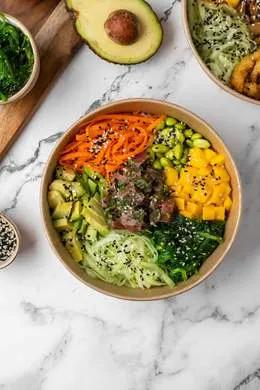 Poké Thon Tataki (Thon frais mariné citron et coriandre, avocat, wakamé, edamame, mangue, concombre, carotte, graines de sésames)