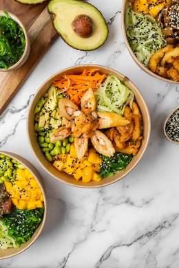 Poké Extra Crevettes (Crevettes à la plancha, crevettes panées tempura, avocat, wakamé, edamame, mangue, concombre, crispy onions, carotte, graines de sésames)