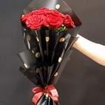 Bouquet de 10 roses emballage noir au petit pois