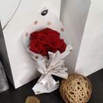 10 roses rouges emballage blanc au petit pois.