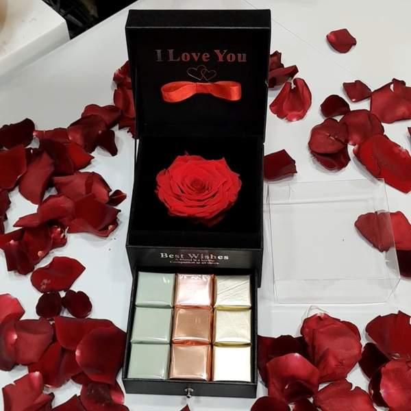 Joli coffret de 18 chocolat et large rose ètèrnelle rouge.