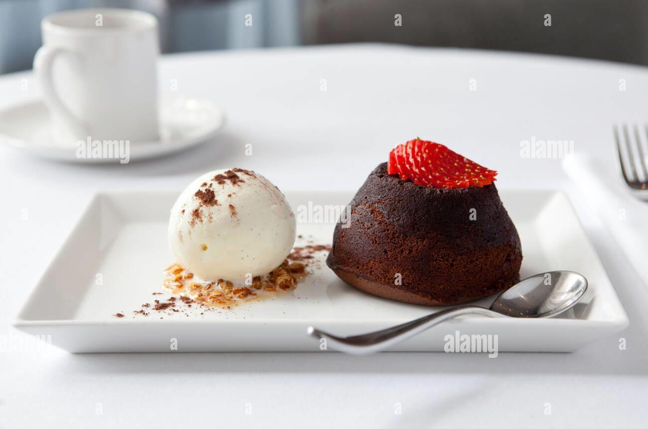 Fondant Au Chocolat Et LA Boule De Glace Vanille