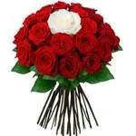 Fleurs D’amour – 20 Roses Rouges Et Une Rose Blanche
