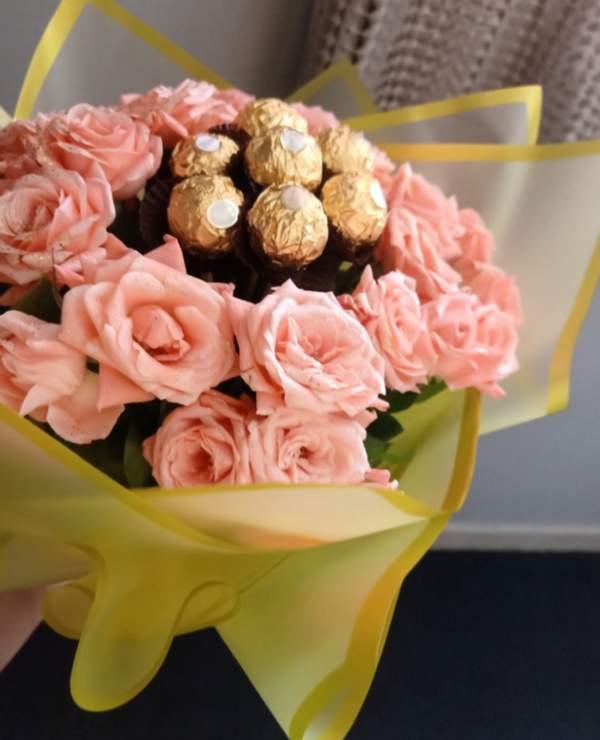 Bouquet de fleurs roses avec chocolat