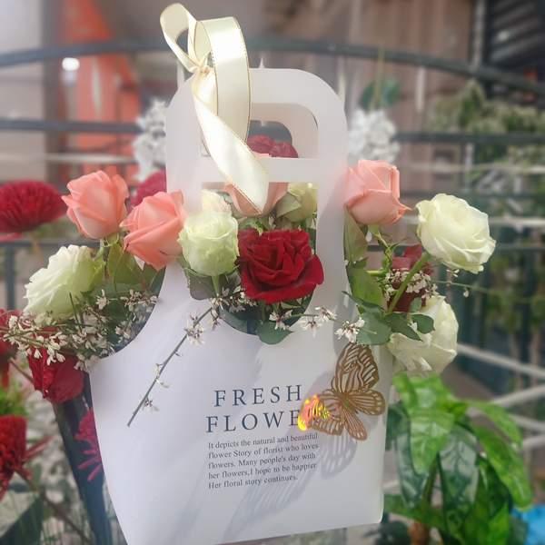 Panier de roses blanches colorées et distinctives