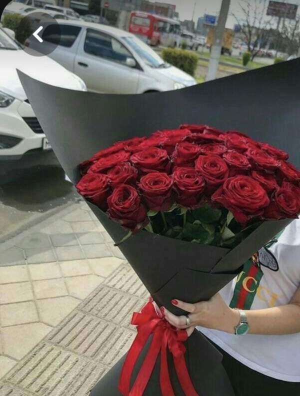 Bouquet de fleurs rouge emballage noir