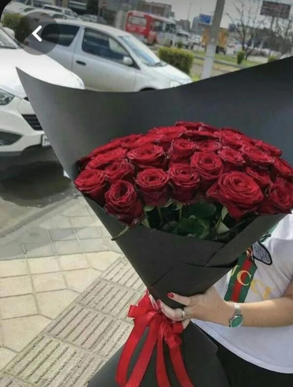 Bouquet de fleurs rouge emballage noir