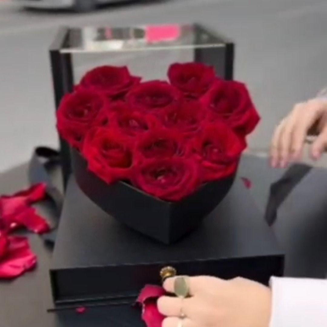 Coffret de roses et chocolats d'excellente qualité. Élégant pour les occasions spéciales.