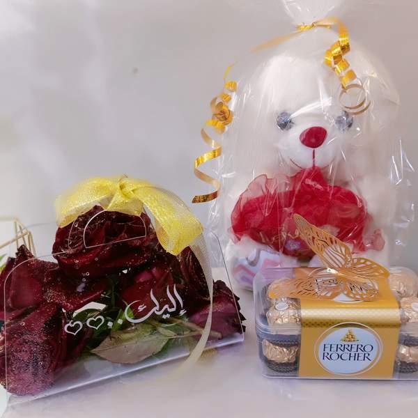 Cadeau de Nouvel An en chocolat. Avec un panier de fleurs et un ours en peluche