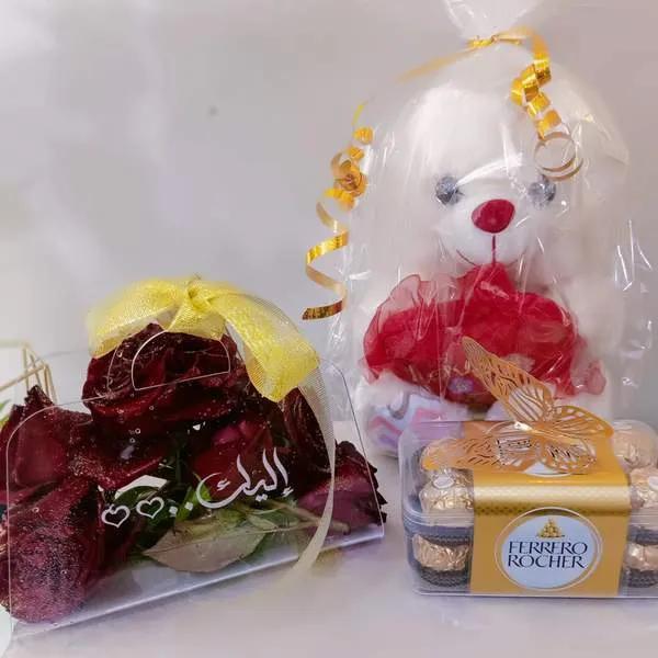 Cadeau de Nouvel An en chocolat. Avec un panier de fleurs et un ours en peluche