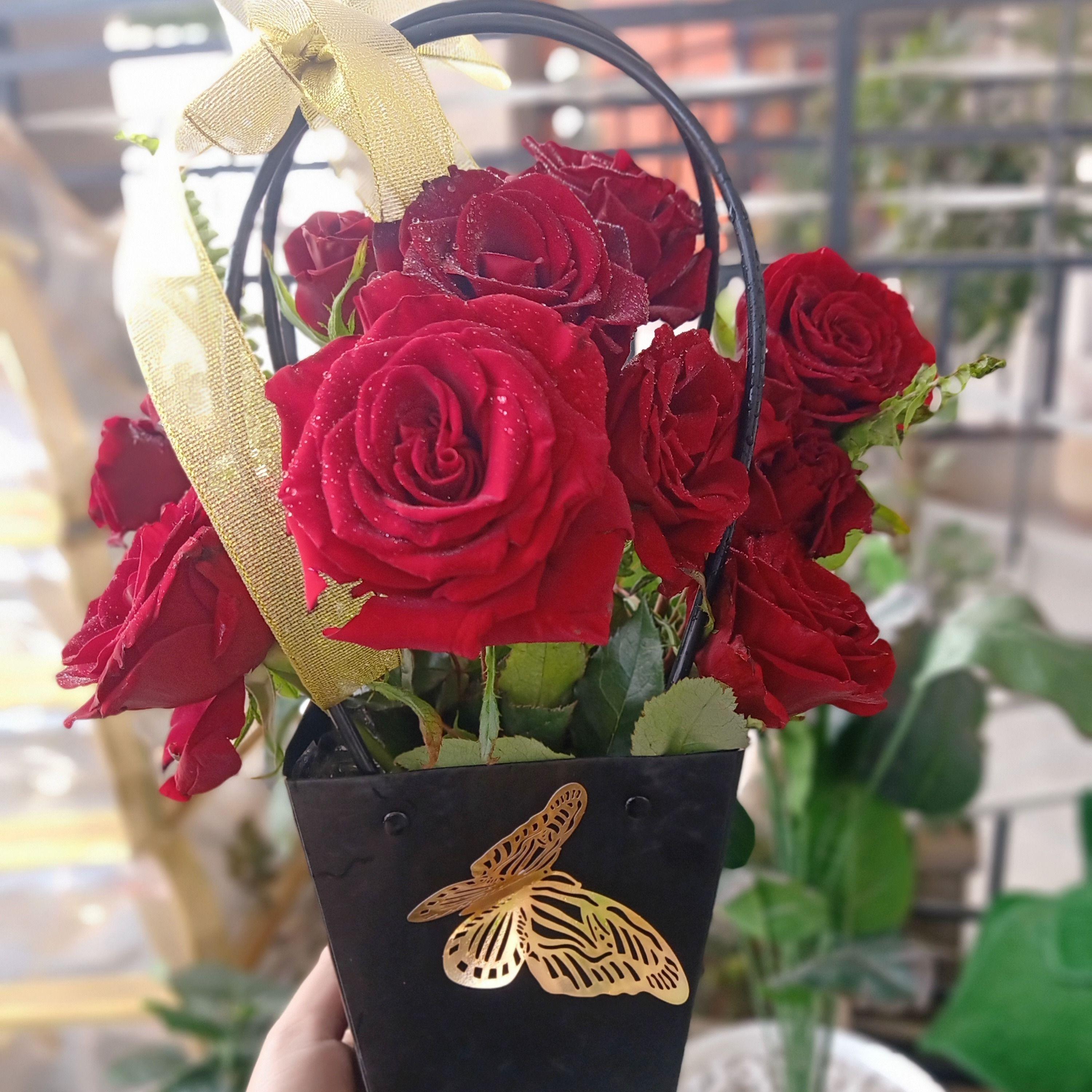 Panier de roses rouges