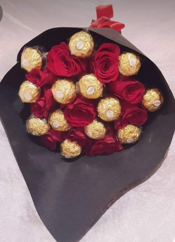 Bouquet de fleurs artificielles et chocolat