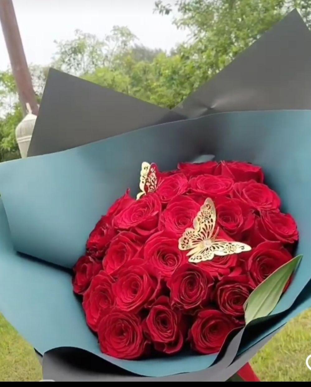Bouquet de fleurs rouge+motif papillon