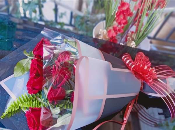 Bouquet de roses rouges avec emballage élégant