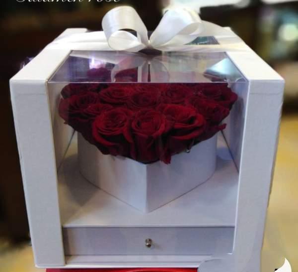 Un cadeau élégant de roses et de chocolats Ferrero Rocher à l'intérieur de la boîte.