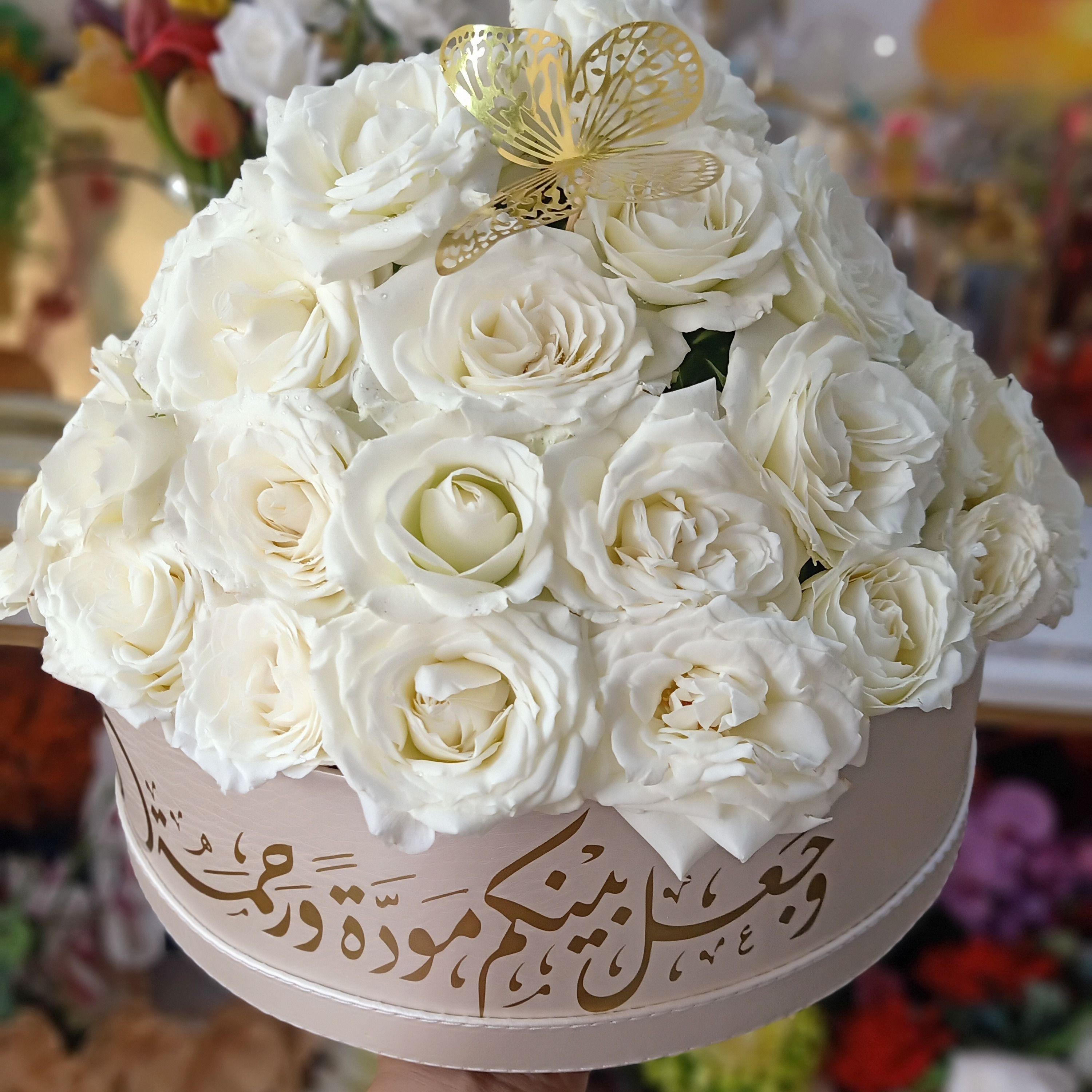 Un panier de roses rouges naturelles avec un panier noir distinctif pour vos proches