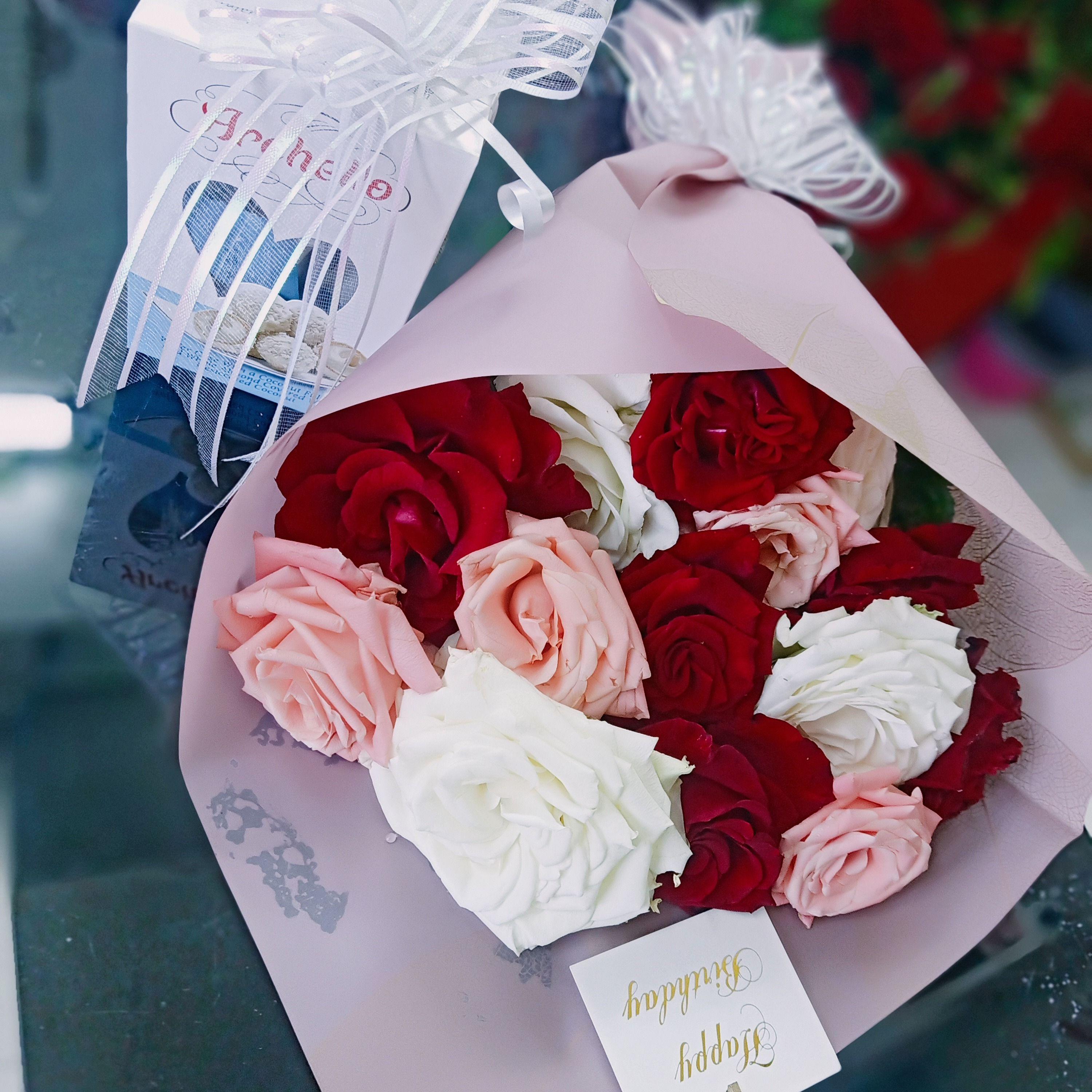 Bouquet coloré 15 fleurs+ boîte de vobroo je