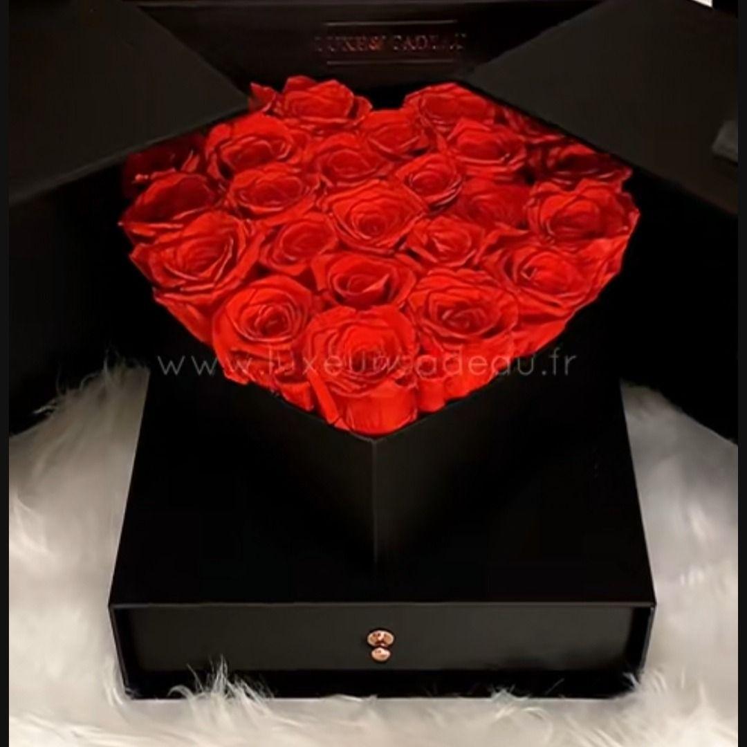 Un merveilleux cadeau de roses et de chocolats Ferrero Rocher à l'intérieur de la boîte