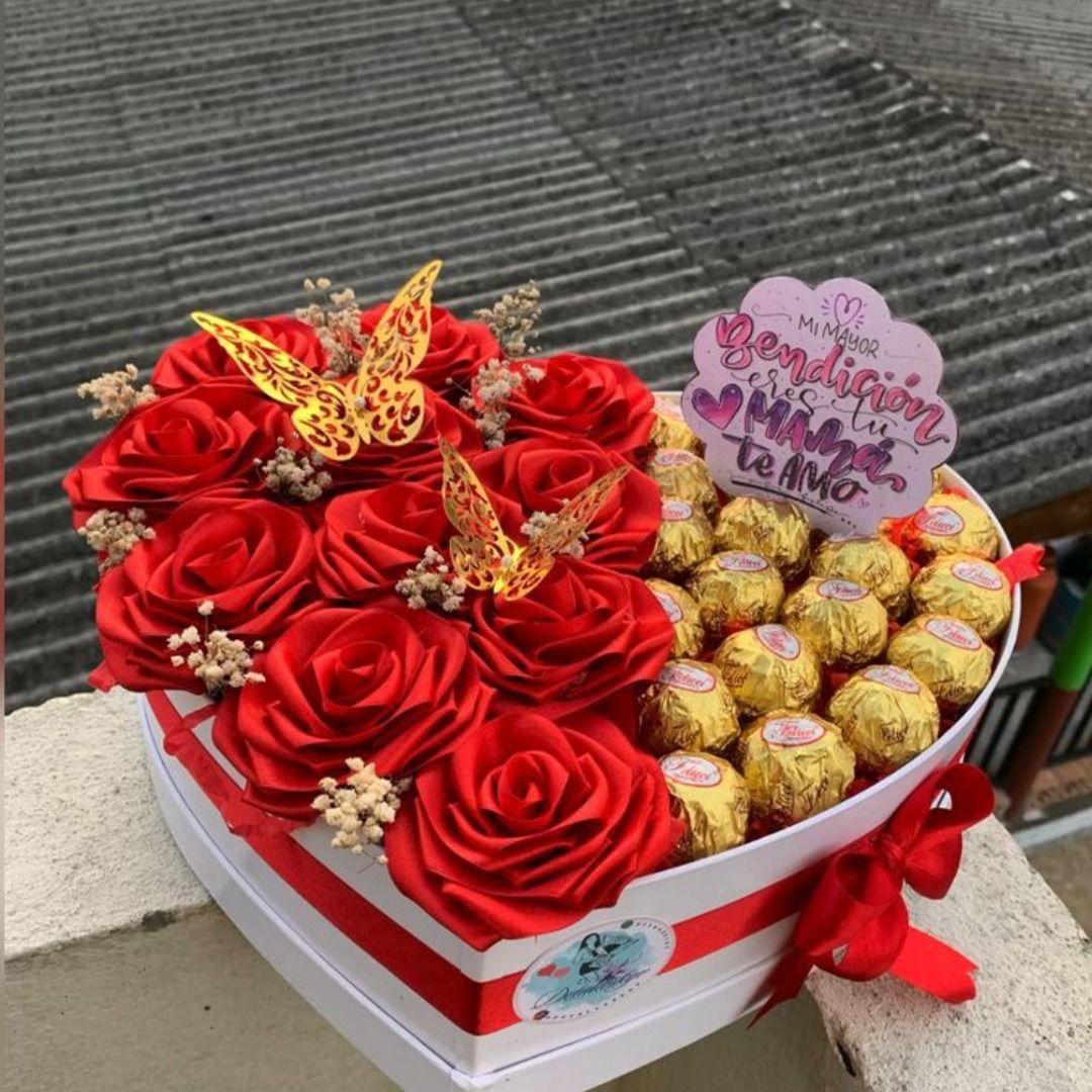Coffret de roses et chocolats avec décoration papillons argent ou or