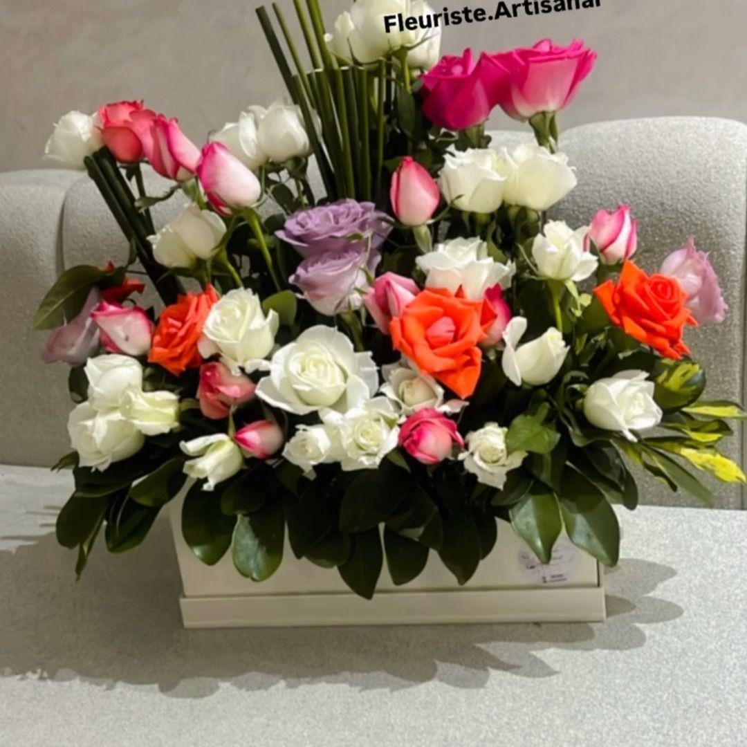 Une boîte de roses assorties pour vos occasions heureuses.