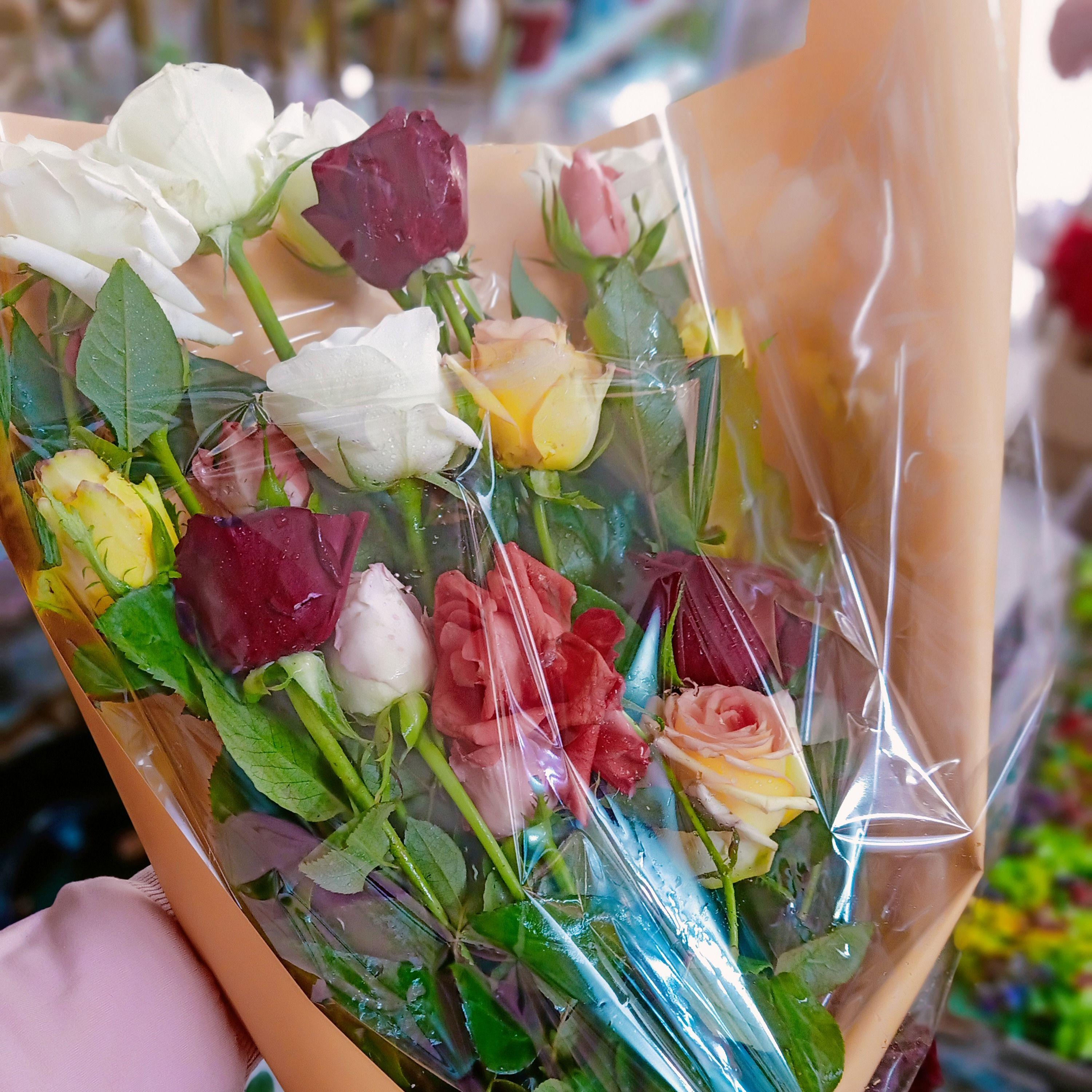 Des roses naturelles aux couleurs vives pour vos proches