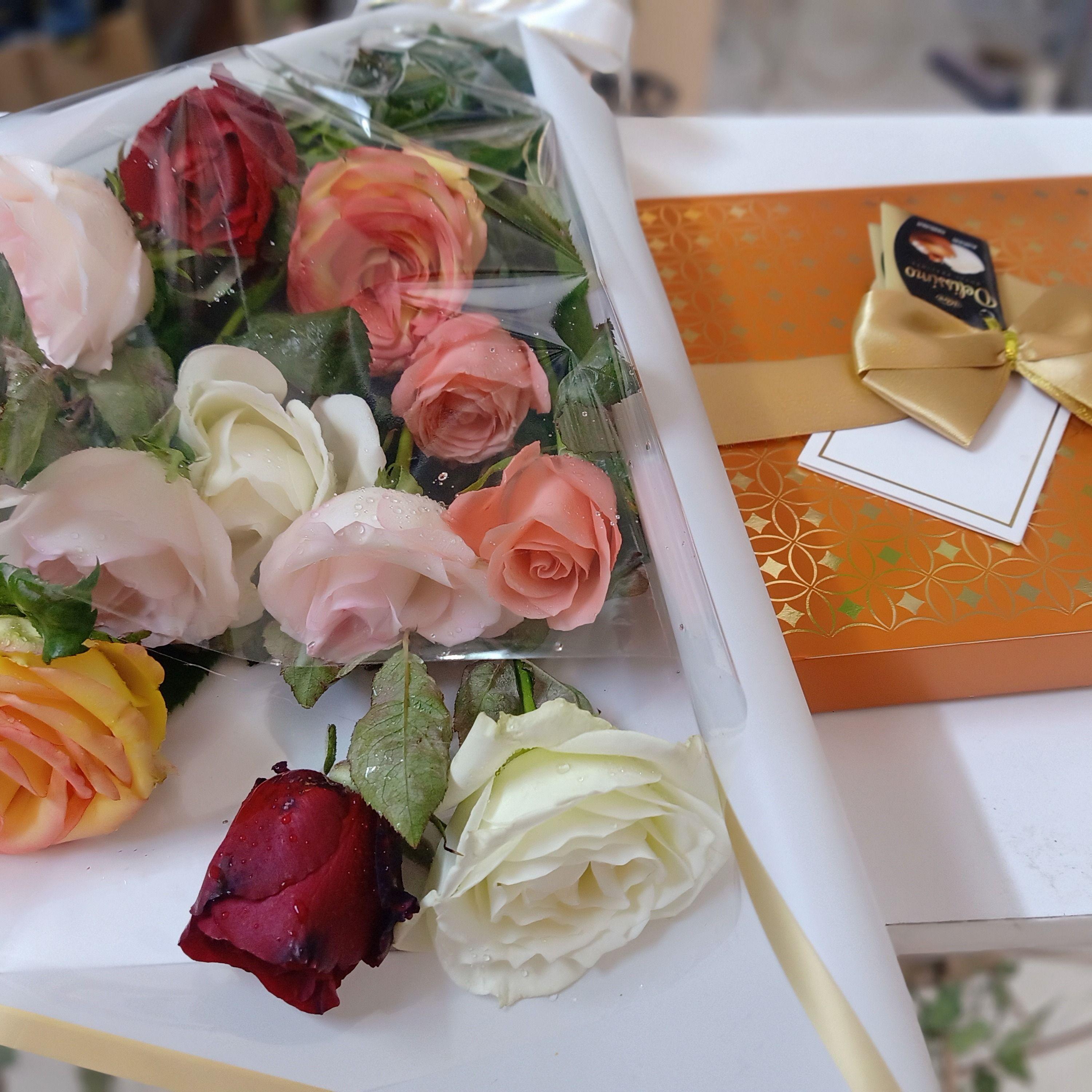 Chocolat Delissimo aux noisettes et amandes 195g. Avec un élégant bouquet coloré de roses.