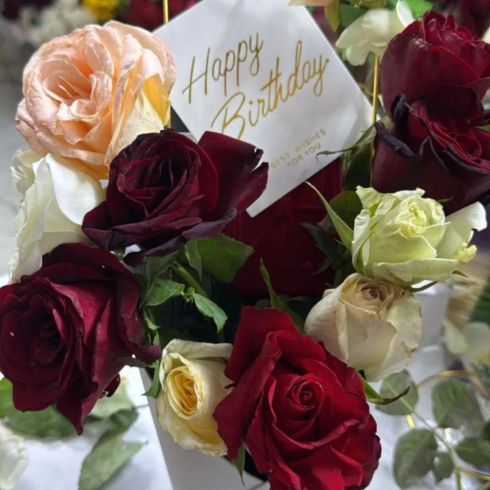 Bouquet de joyeux anniversaire dans une boîte en forme de cœur
