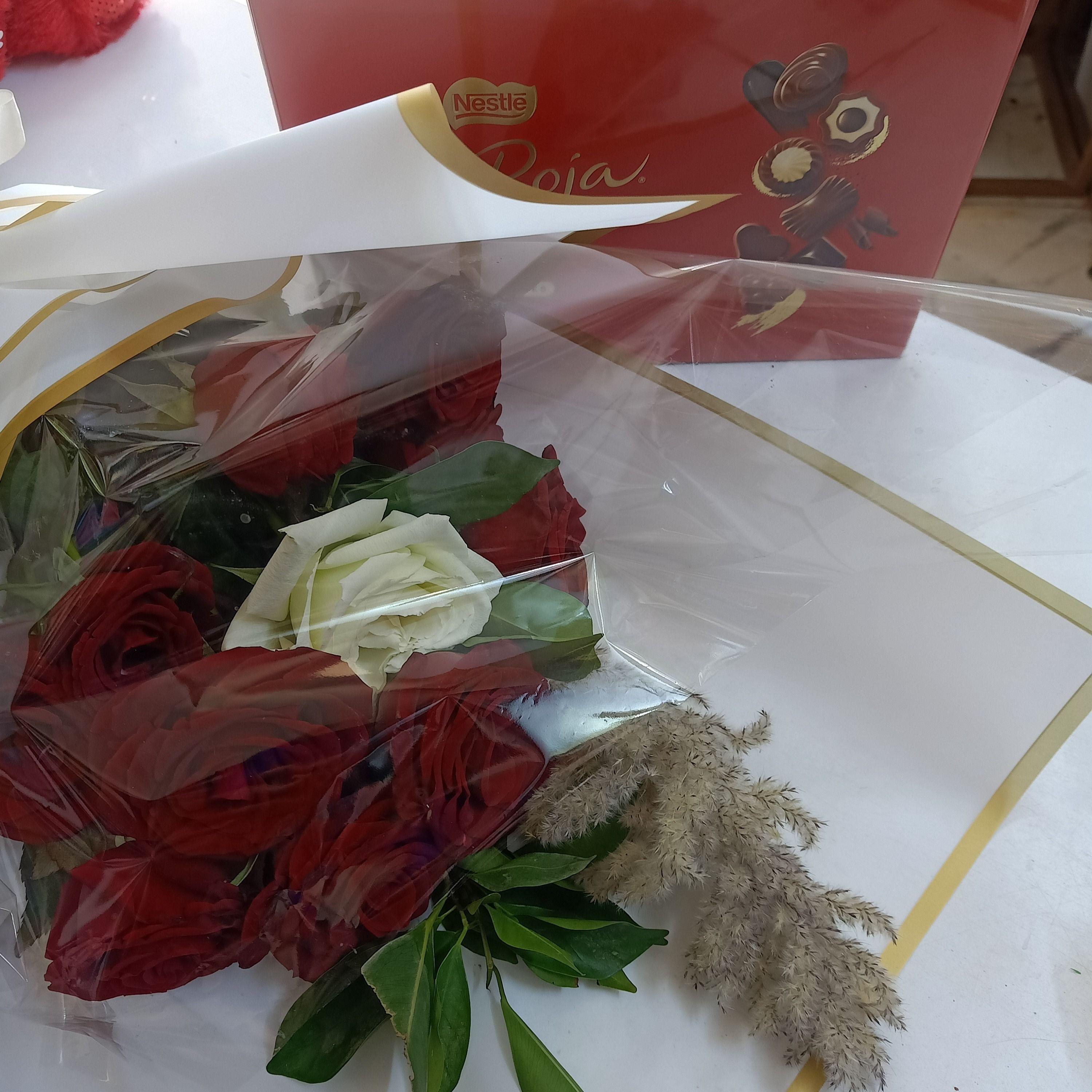 Un bouquet de roses avec une boîte de chocolats, un cadeau pour vos proches